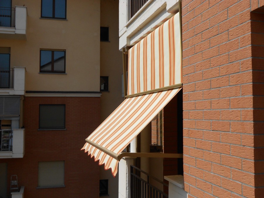 Tenda da sole a caduta cassonata per balcone e veranda con braccetti t –