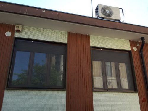 Zanzariera verticale per finestra