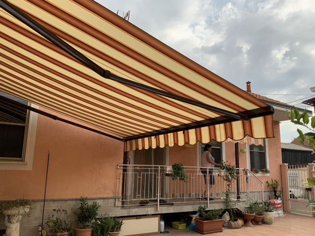 Tenda da sole aperta installazione a Torino